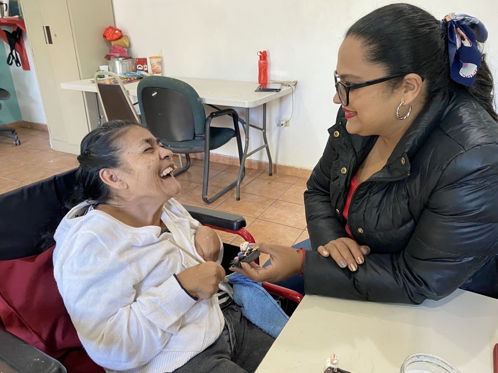 Participantes del taller ocupacional trabajando en actividades creativas