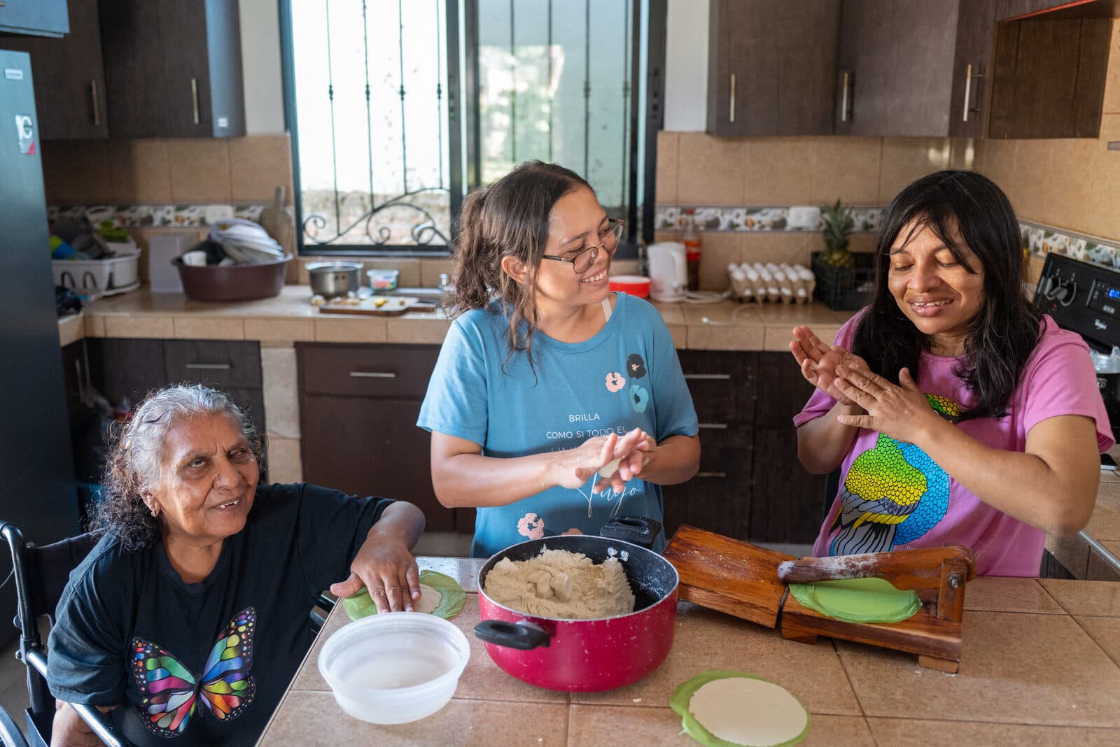 Preparando alimentos juntos en el hogar