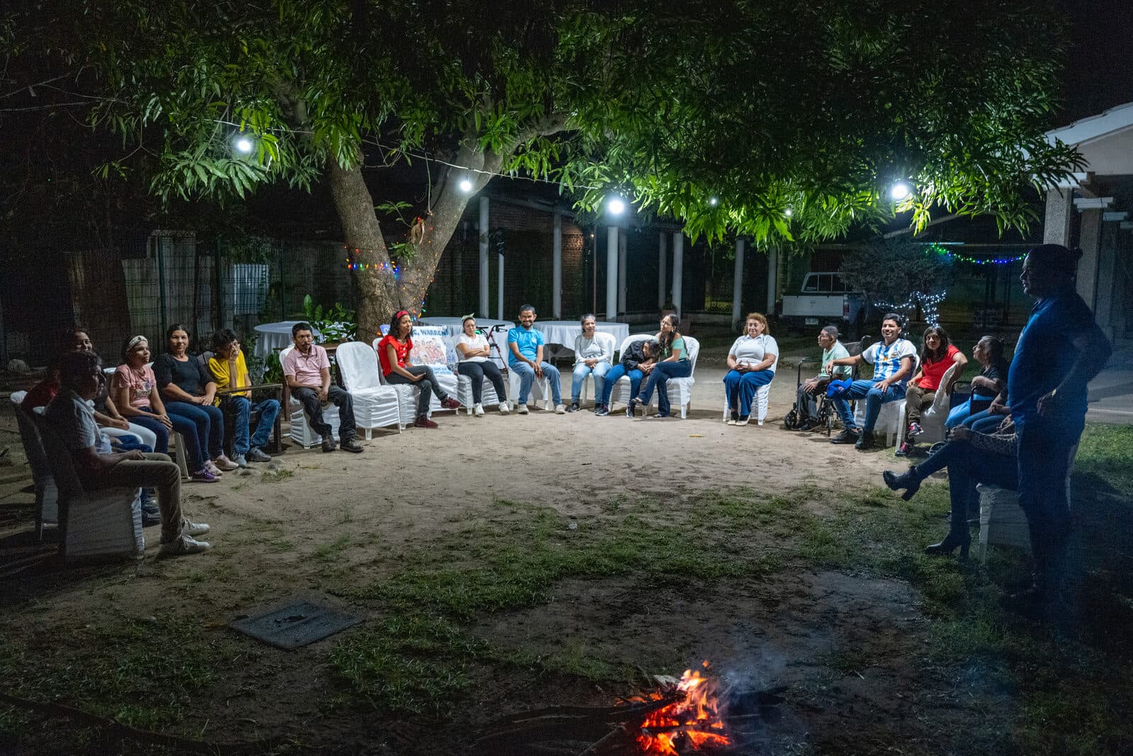 Comunidad reunida alrededor de una fogata