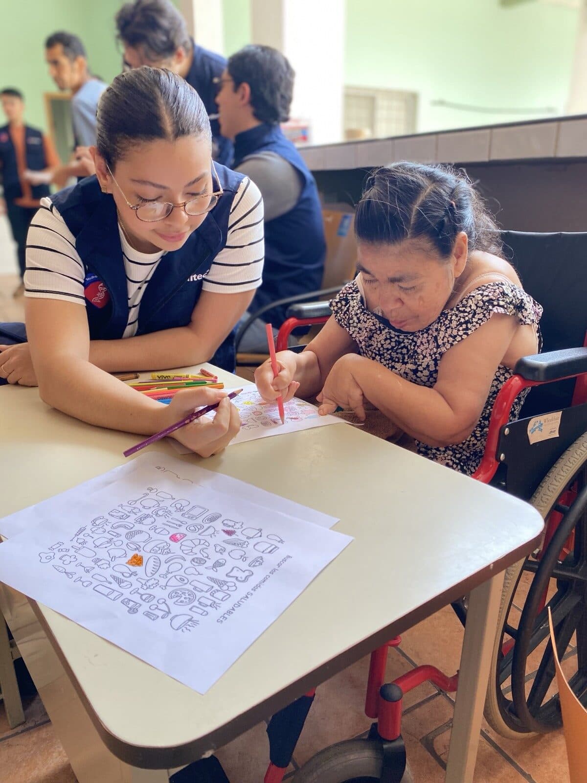 Voluntaria ayudando en actividades de El Arca